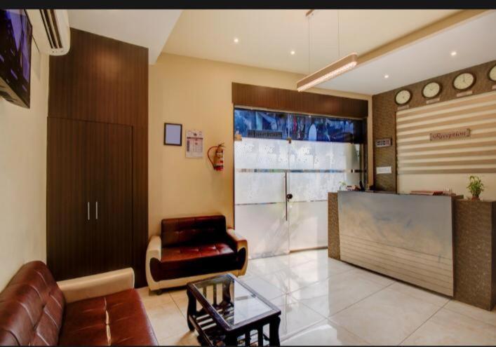 Hotel Emerald Near T2 International Airport Mumbai Exterior photo