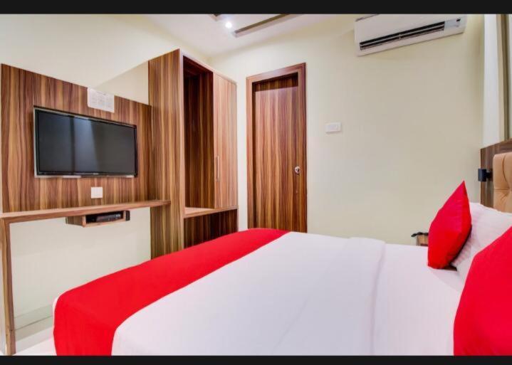 Hotel Emerald Near T2 International Airport Mumbai Exterior photo