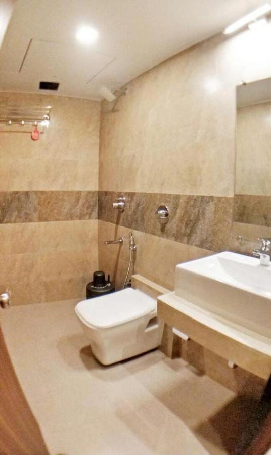 Hotel Emerald Near T2 International Airport Mumbai Exterior photo