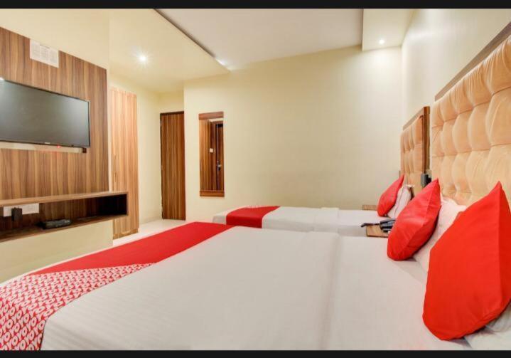 Hotel Emerald Near T2 International Airport Mumbai Exterior photo
