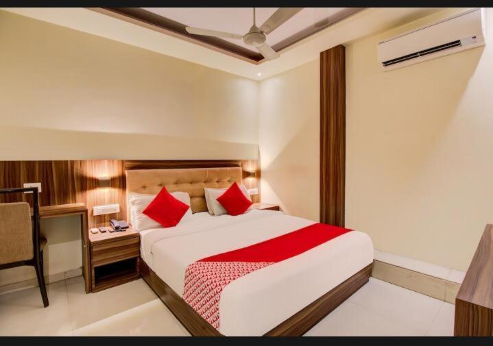 Hotel Emerald Near T2 International Airport Mumbai Exterior photo