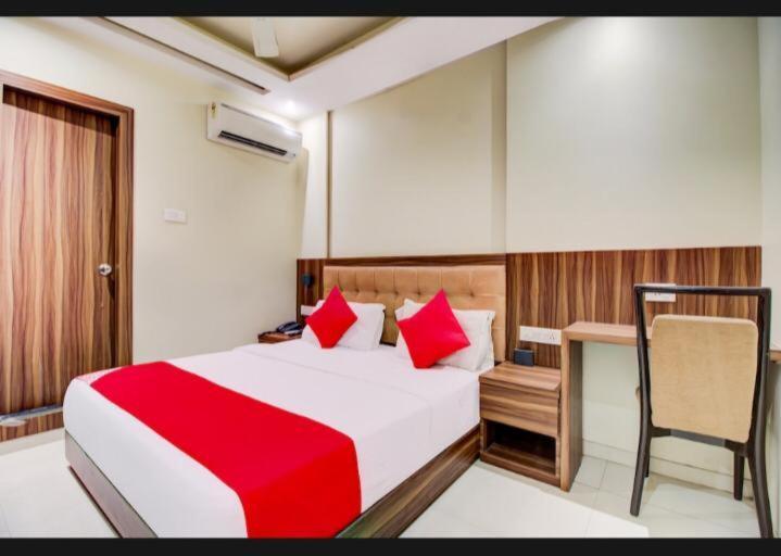 Hotel Emerald Near T2 International Airport Mumbai Exterior photo